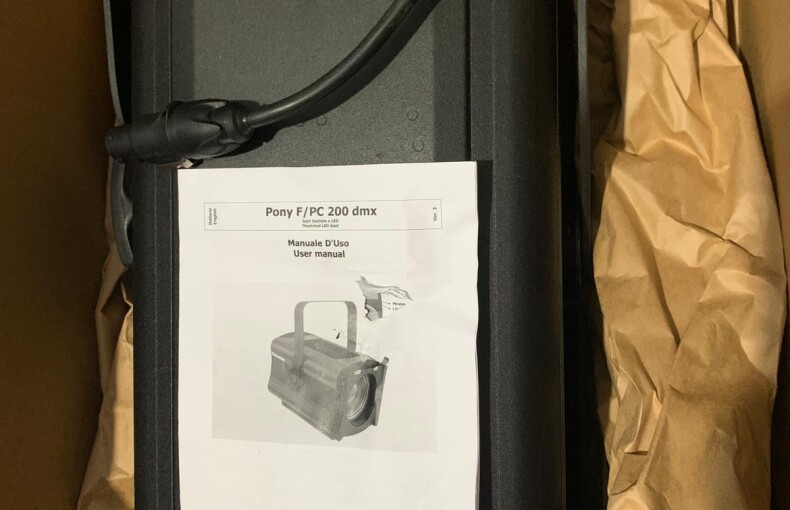 4 PIECES 200W LED FRESNEL SPOT